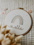 Bild in Galerie-Betrachter laden, Stickrahmen Regenbogen mit Name