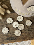 Bild in Galerie-Betrachter laden, Zahlen für Geburtstagskrone | Zahlen Buttons aus Holz mit Wellenrand