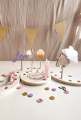 Bild in Galerie-Betrachter laden, Namensstecker Holz oder Acryl | Personalisierter Cake Topper / Schriftzug | Steckfigur für Geburtstagskranz