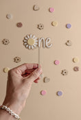 Bild in Galerie-Betrachter laden, Cake Topper „one“ Motivstecker Daisy Blume zum 1. Geburtstag