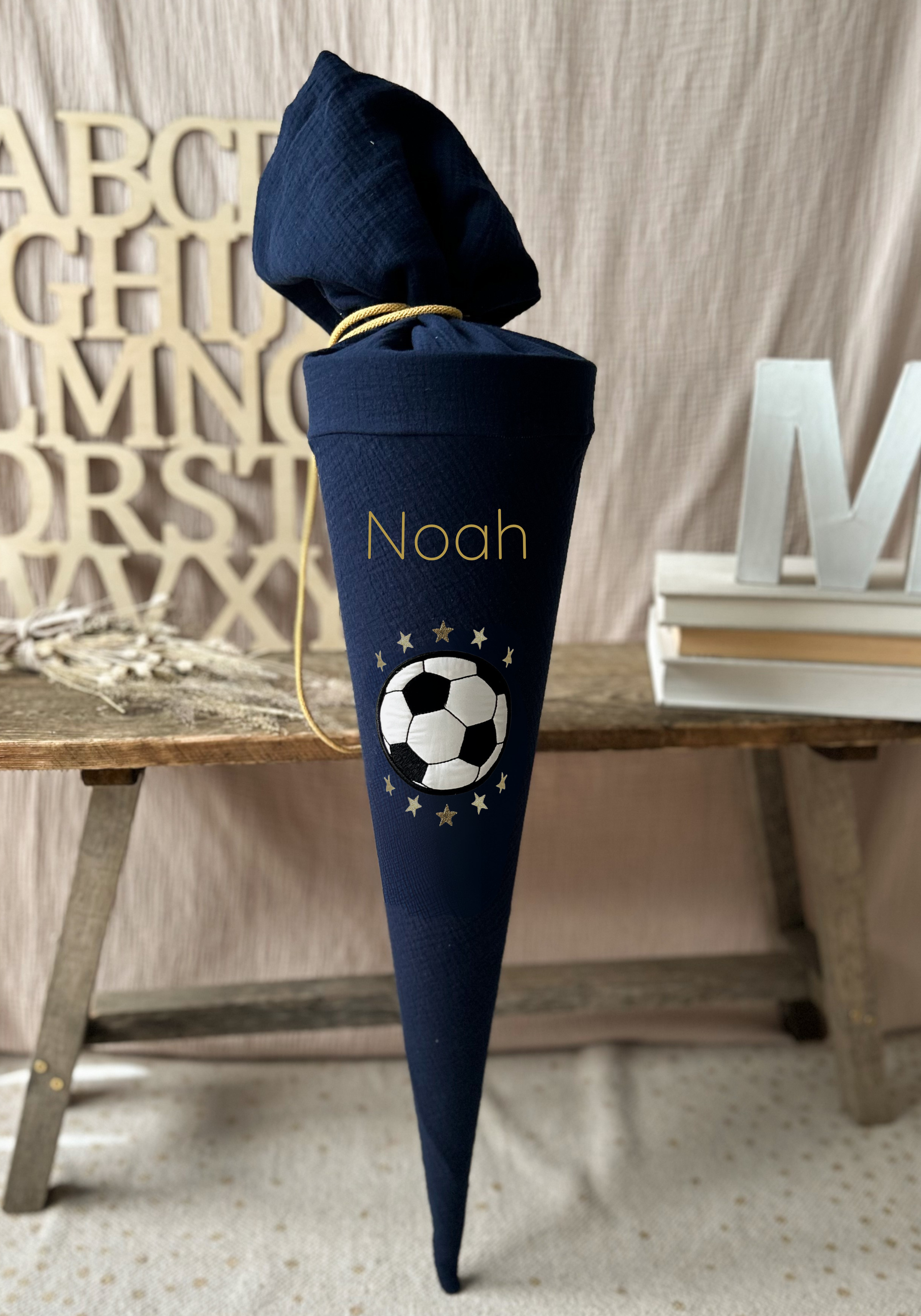 Schultüte Fußball mit Sternen | Musselin Dunkelblau | Fußball Stickerei mit goldenen Sternen | Optional mit Name