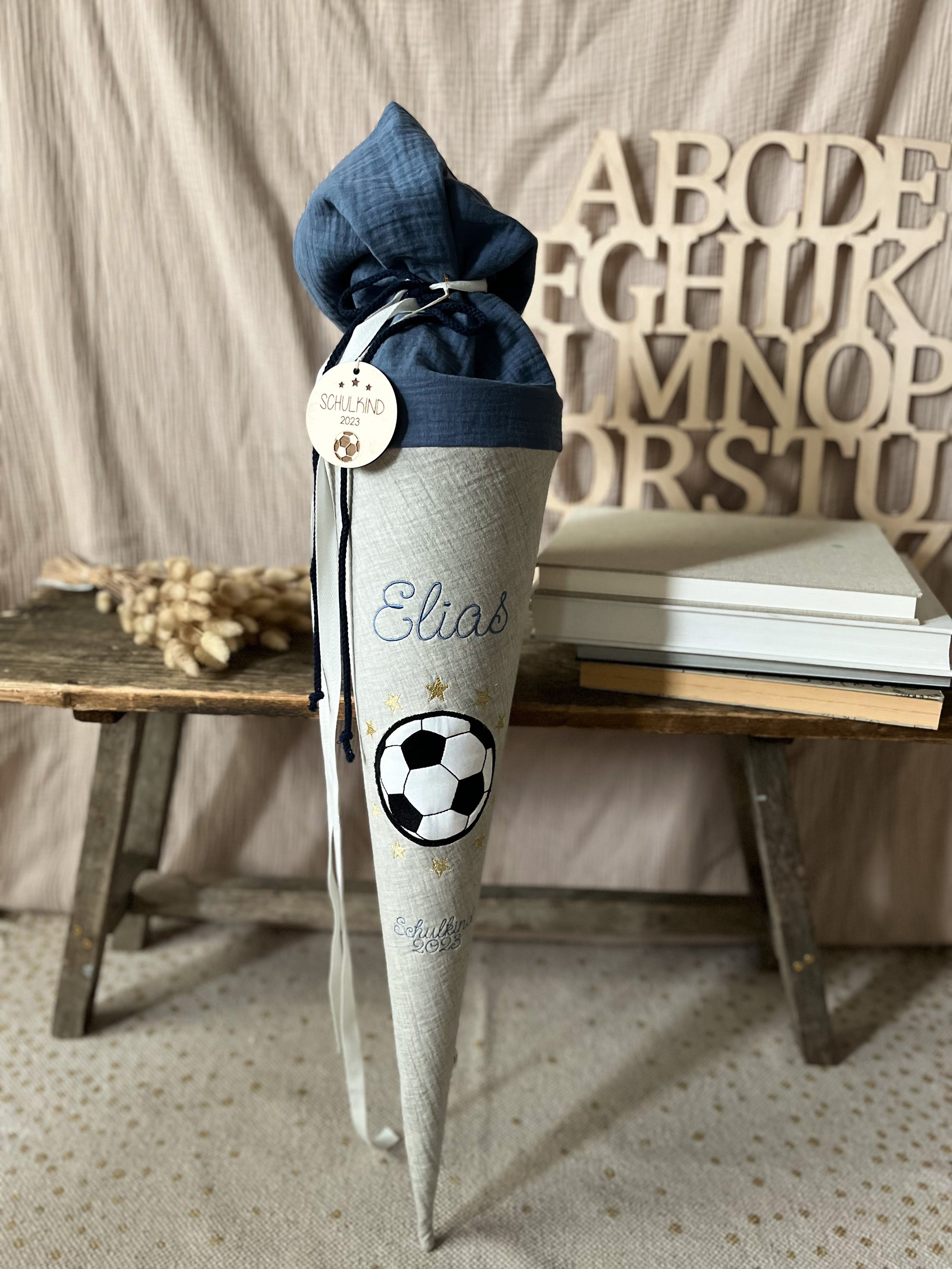 Schultüte Fußball mit Sternen | Musselin Hellgrau Melange | Fußball Stickerei mit goldenen Sternen | Optional mit Name