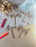 Bild in Galerie-Betrachter laden, Cake Topper Zahl als Wort klassische Schrift aus Holz