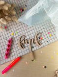 Bild in Galerie-Betrachter laden, Cake Topper Zahl als Wort klassische Schrift aus Holz