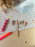Bild in Galerie-Betrachter laden, Cake Topper Zahl als Wort klassische Schrift aus Holz