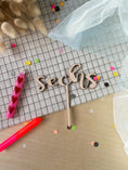 Bild in Galerie-Betrachter laden, Cake Topper Zahl als Wort klassische Schrift aus Holz