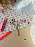 Bild in Galerie-Betrachter laden, Cake Topper Zahl als Wort klassische Schrift aus Holz