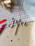 Bild in Galerie-Betrachter laden, Cake Topper Zahl als Wort klassische Schrift aus Holz