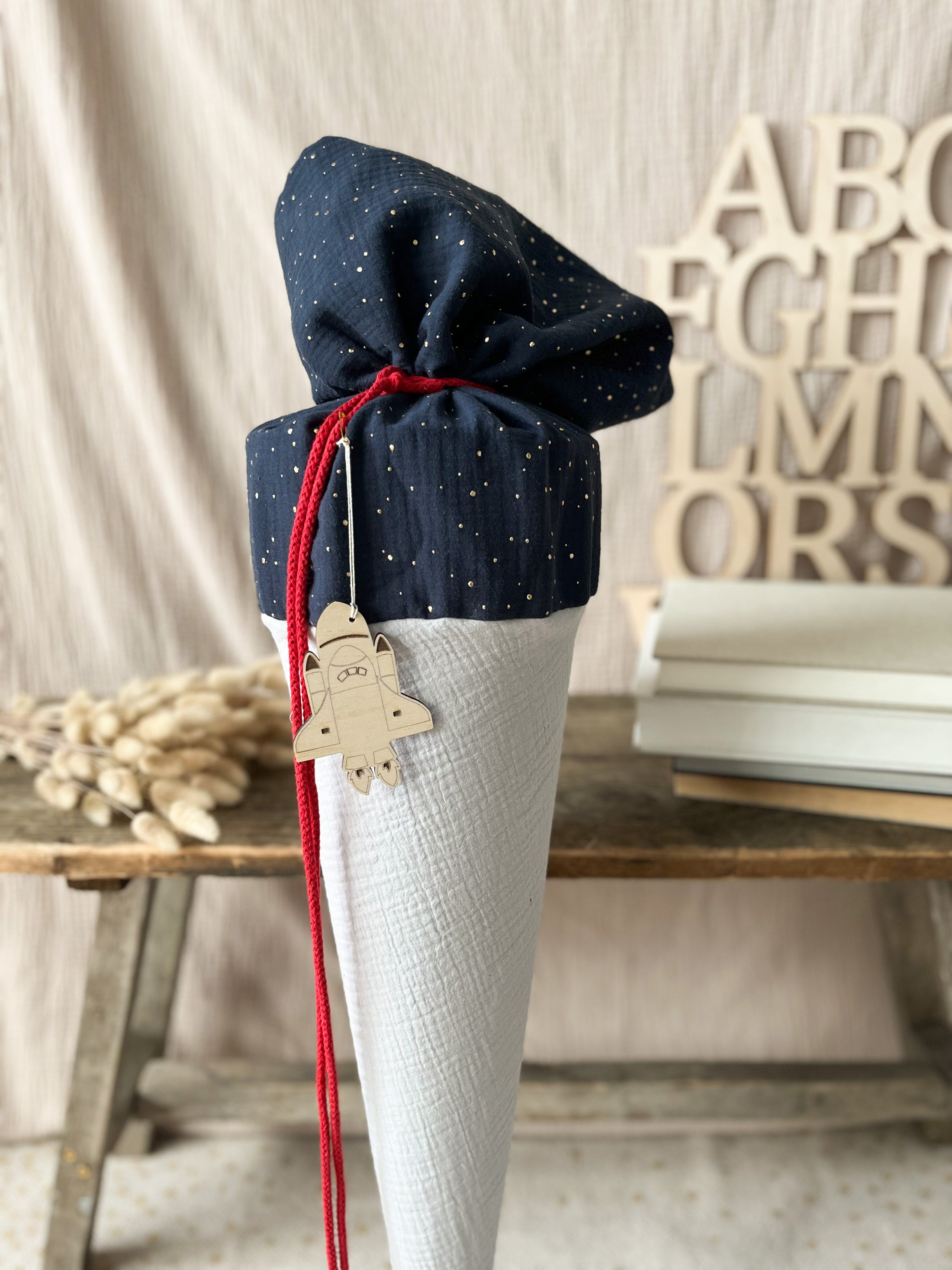 Schultüte Musselin Hellgrau mit Anthrazit und goldenen Punkten