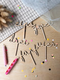 Bild in Galerie-Betrachter laden, Cake Topper Zahl als Wort Schulschrift aus Holz