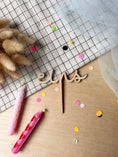 Bild in Galerie-Betrachter laden, Cake Topper Zahl als Wort Schulschrift aus Holz