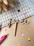 Bild in Galerie-Betrachter laden, Cake Topper Zahl als Wort Schulschrift aus Holz