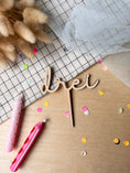 Bild in Galerie-Betrachter laden, Cake Topper Zahl als Wort Schulschrift aus Holz