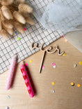 Bild in Galerie-Betrachter laden, Cake Topper Zahl als Wort Schulschrift aus Holz