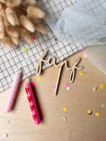 Bild in Galerie-Betrachter laden, Cake Topper Zahl als Wort Schulschrift aus Holz