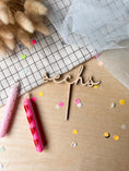 Bild in Galerie-Betrachter laden, Cake Topper Zahl als Wort Schulschrift aus Holz