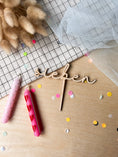 Bild in Galerie-Betrachter laden, Cake Topper Zahl als Wort Schulschrift aus Holz