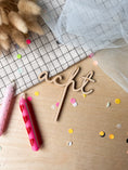 Bild in Galerie-Betrachter laden, Cake Topper Zahl als Wort Schulschrift aus Holz