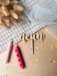 Bild in Galerie-Betrachter laden, Cake Topper Zahl als Wort klassische Schrift aus Holz
