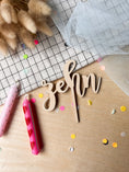 Bild in Galerie-Betrachter laden, Cake Topper Zahl als Wort klassische Schrift aus Holz