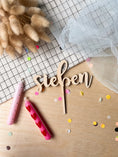 Bild in Galerie-Betrachter laden, Cake Topper Zahl als Wort klassische Schrift aus Holz