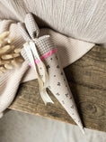 Bild in Galerie-Betrachter laden, Kita-Tüte / Geschwistertüte Musselin in Beige mit Blümchen und Karo und Bordüre in Pink