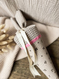 Bild in Galerie-Betrachter laden, Kita-Tüte / Geschwistertüte Musselin in Beige mit Blümchen und Karo und Bordüre in Pink