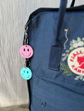 Bild in Galerie-Betrachter laden, Schlüsselanhänger Smiley | Buchstabe | bunt