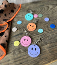 Bild in Galerie-Betrachter laden, Schlüsselanhänger Smiley | Buchstabe | bunt