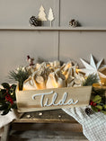 Bild in Galerie-Betrachter laden, Adventskalender Kiste mit Name zum Befüllen | Holzkiste mit Beutel und Adventskalender Zahlen | DIY Adventskalender