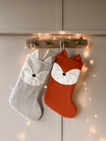 Bild in Galerie-Betrachter laden, Nikolausstiefel niedlicher Fuchs mit Name | Weihnachtsstrumpf Tiermotiv | Weihnachtssocke Waldtiere | nachhaltiges Nikolausgeschenk |