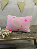 Bild in Galerie-Betrachter laden, SALE% Namenskissen Sterne Neonpink Gold| Musselin Wildrose | Namensstickerei "Maja" in Gold