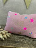 Bild in Galerie-Betrachter laden, SALE% Namenskissen Sterne Neonpink Gold| Musselin Wildrose | Namensstickerei "Maja" in Gold
