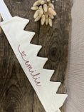 Bild in Galerie-Betrachter laden, SALE% Geburtstagskrone | Musselin Natur | "Emilie" Stickerei in Rosenholz
