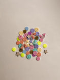 Bild in Galerie-Betrachter laden, Nachhaltiges Konfetti | Streudeko Smiley Regenbogen Mix | Pastell bunt Gold Neon | 40 Teile im Mix | Geburtstag Einschulung