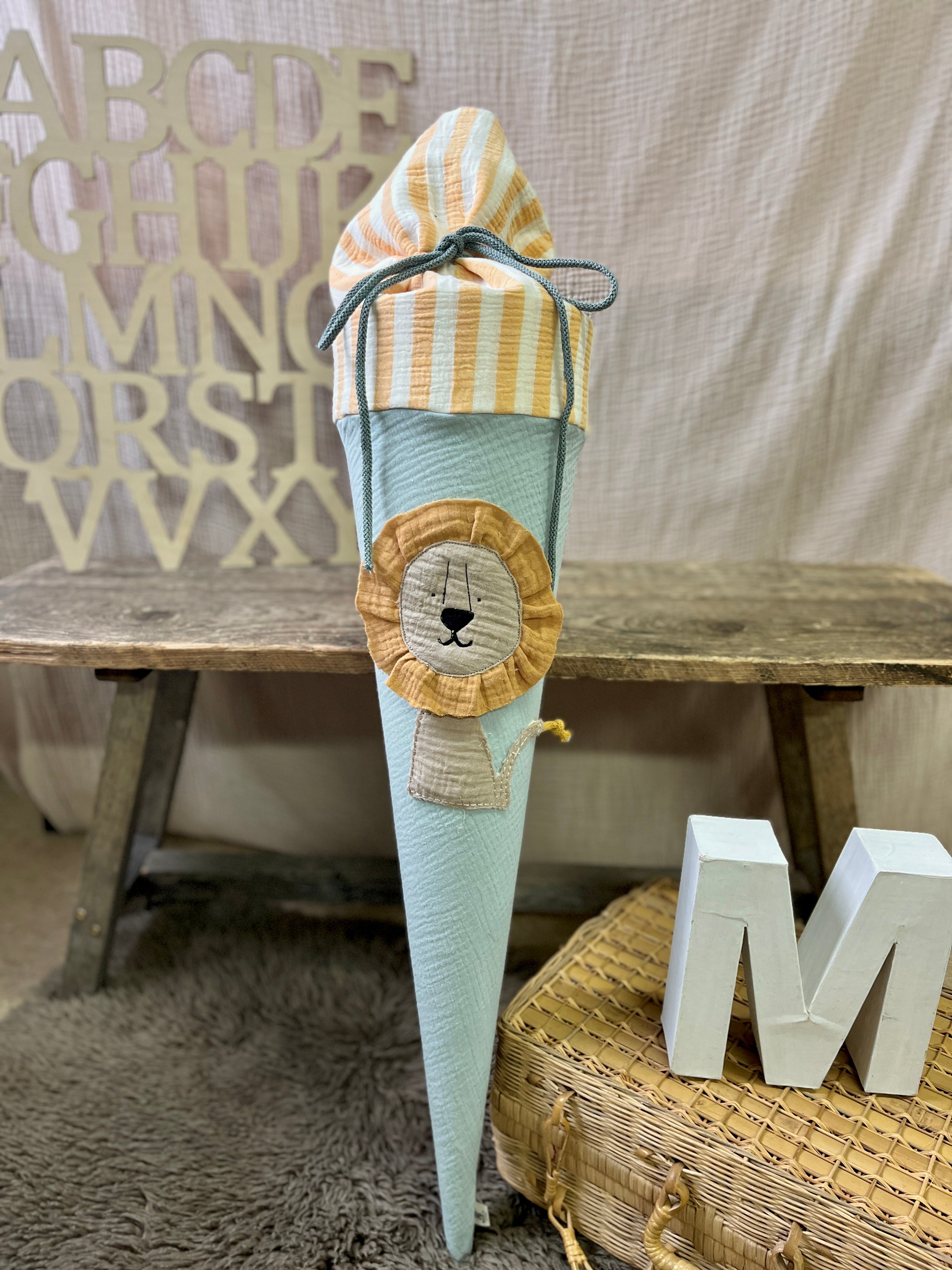 Schultüte Löwe | 3D Löwen Applikation | Musselin Altmint & Gelb Gestreift