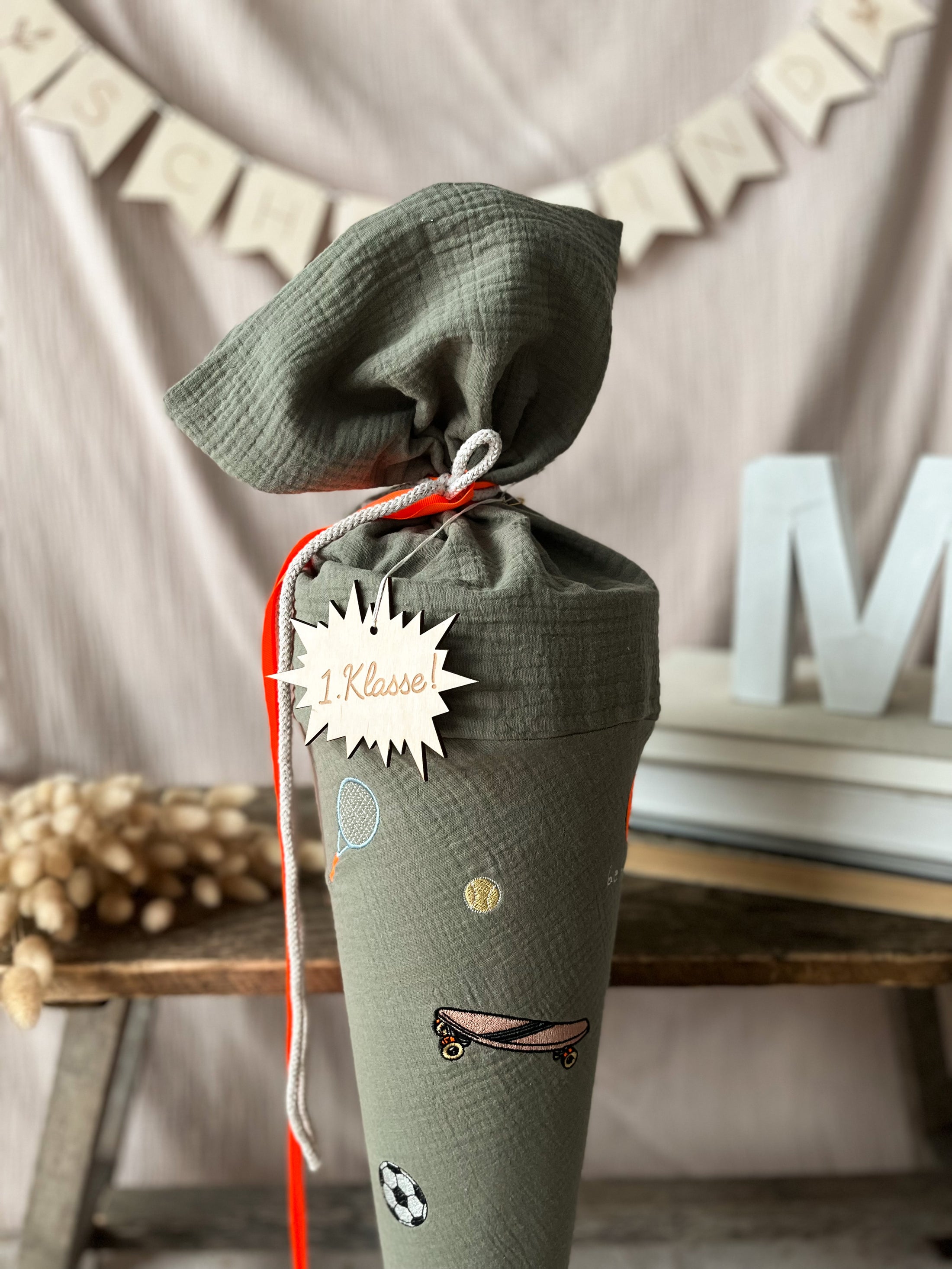 Schultüte MINI MOTIVE Sport | Musselin Khaki mit Neon Orange Details | optional mit Name