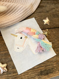 Bild in Galerie-Betrachter laden, Applikation Aufnäher Einhorn Kopf mit Trense & Regenbogenmähne aus Wolle