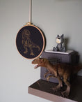 Bild in Galerie-Betrachter laden, Stickrahmen Dino T-Rex