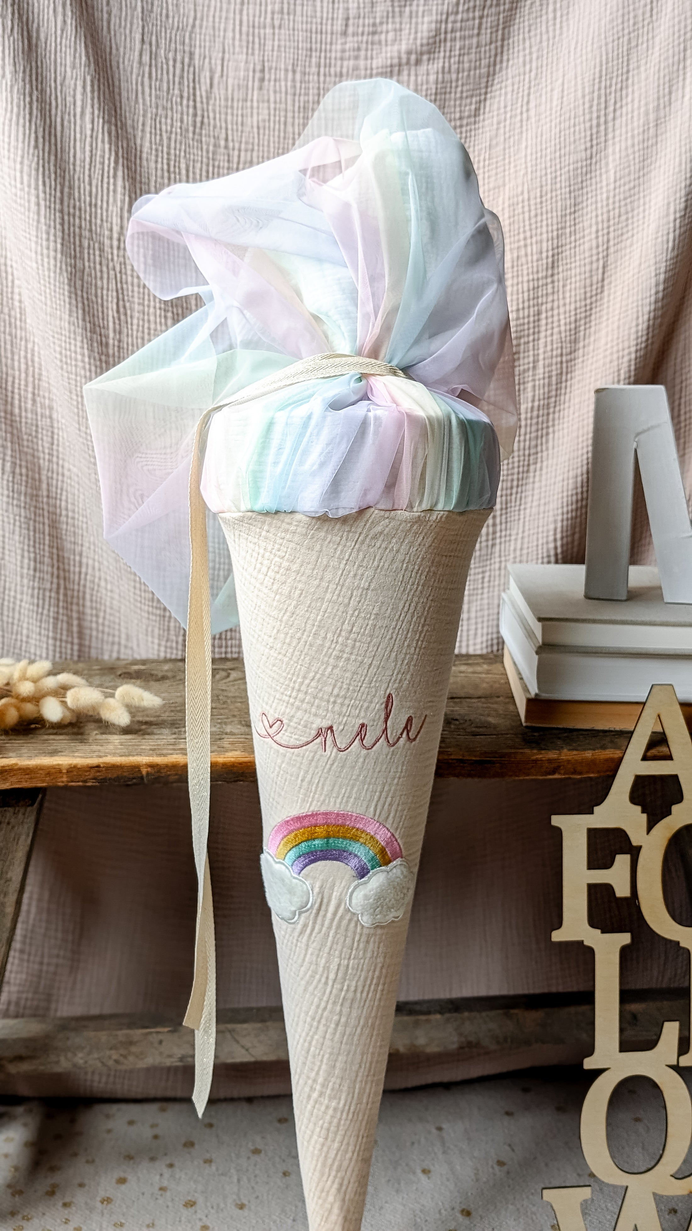 Schultüte Regenbogen mit Wolken aus Kuschelfell | Musselin Natur | Optional mit Name