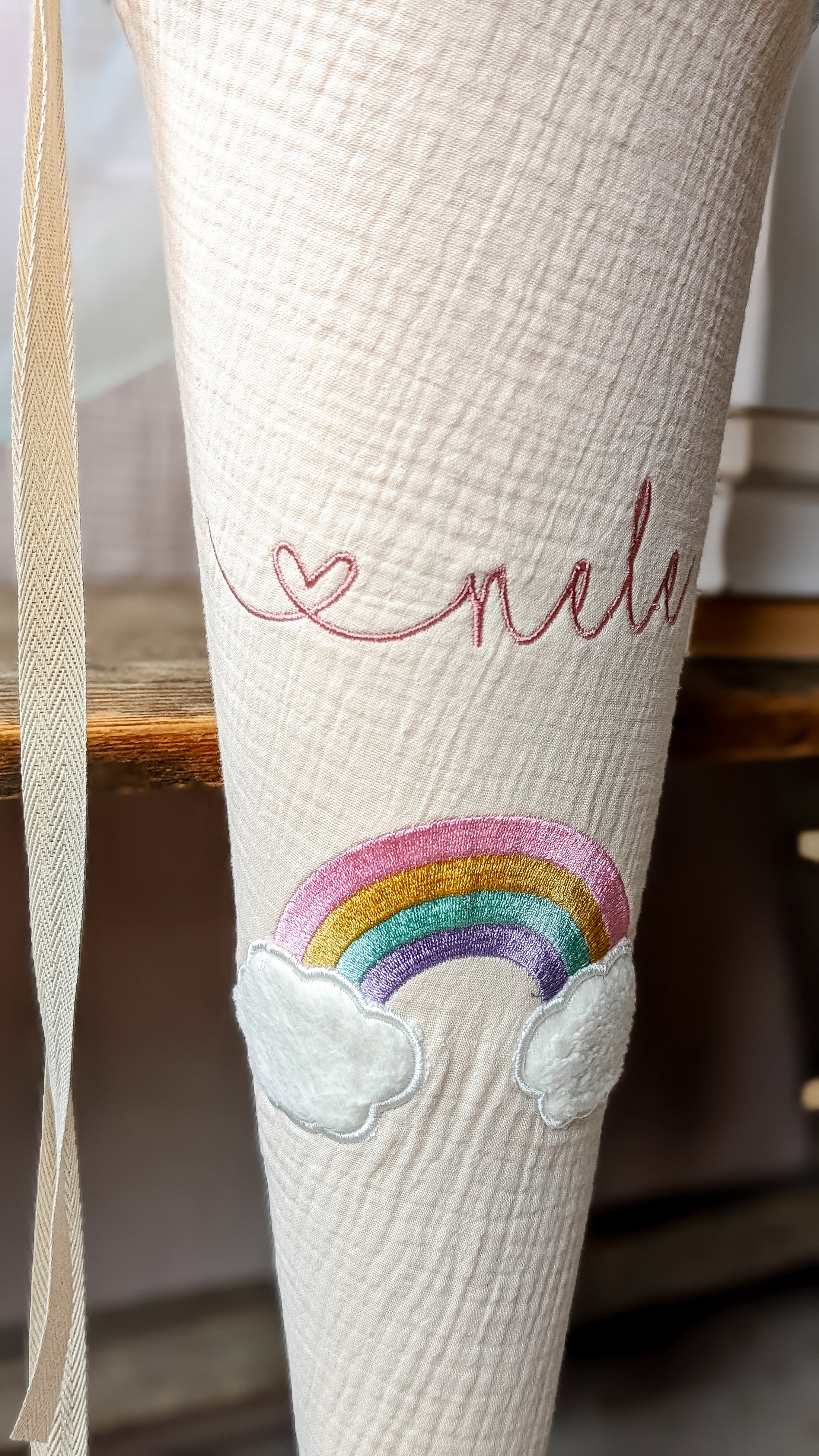 Schultüte Regenbogen mit Wolken aus Kuschelfell | Musselin Natur | Optional mit Name