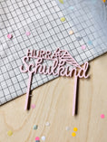 Bild in Galerie-Betrachter laden, Cake Topper | Motivstecker HURRA Schulkind bunt | als Tortendeko oder Steckfigur für den Geburtstagskranz