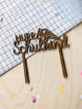 Bild in Galerie-Betrachter laden, Cake Topper HURRA Schulkind bunt aus Acryl
