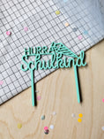 Bild in Galerie-Betrachter laden, Cake Topper | Motivstecker HURRA Schulkind bunt | als Tortendeko oder Steckfigur für den Geburtstagskranz