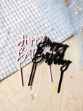 Bild in Galerie-Betrachter laden, Cake Topper HAPPY BIRTHDAY bunt oder Holz / Motivstecker für den Geburtstagskranz