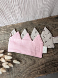 Bild in Galerie-Betrachter laden, Geburtstagskrone Musselin Rosa mit Blümchen in beige-braun