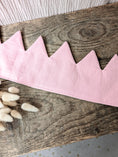 Bild in Galerie-Betrachter laden, Geburtstagskrone Musselin Rosa mit Blümchen in beige-braun
