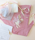 Bild in Galerie-Betrachter laden, DIY Set Schultüte Pegasus rosa | Schultüte mit Einhorn aus Kuschelfell zum Selber nähen