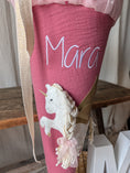 Bild in Galerie-Betrachter laden, SALE% Schultüte Pegasus "Mara" | Helle Beere und Herzchentüll | mit Namensstickerei "Mara" und Schulkind 2026 Stickerei