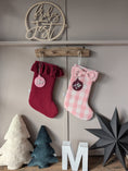Bild in Galerie-Betrachter laden, Nikolausstiefel Limited Edition | Weihnachtsstrumpf | Bordeaux & Rosa Vichy kariert mit Schleifenapplikation
